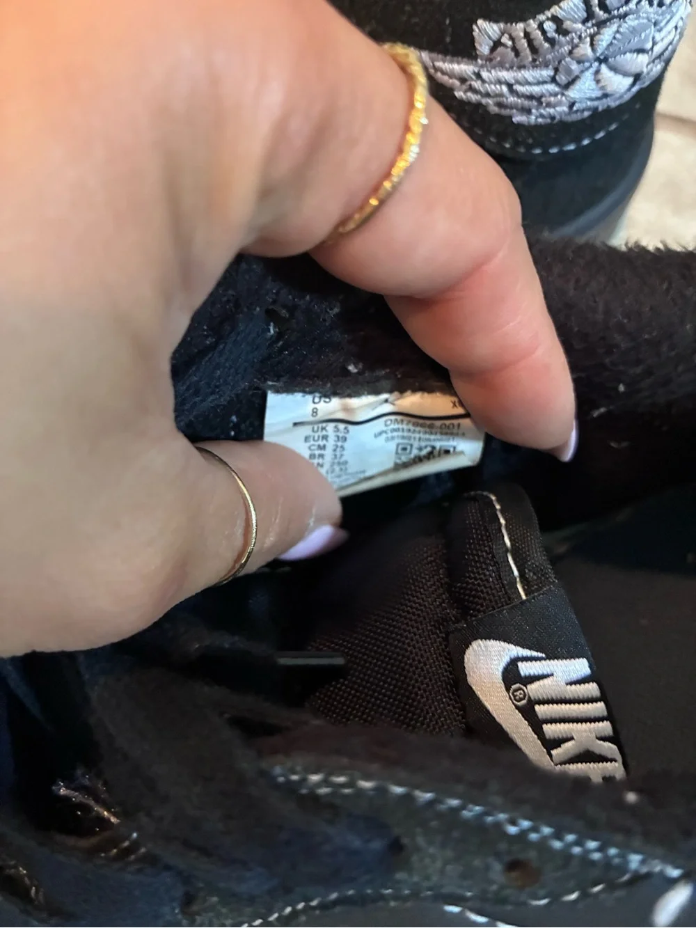Nike Men's Black Low-Top Sneakers with White Stitching